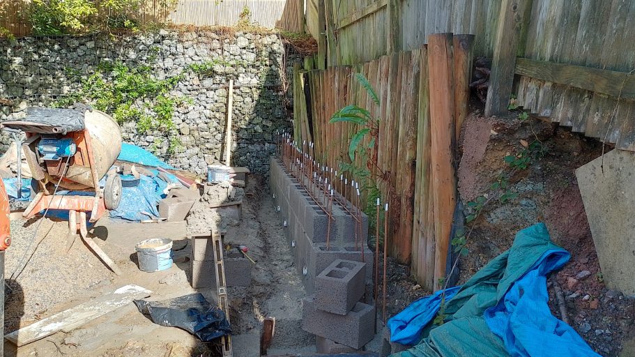 A footing of reinforced concrete was dug to a depth of 1M deep and 75CM wide. A footing of reinforced concrete was dug to a depth of 1M deep and 75CM wide.